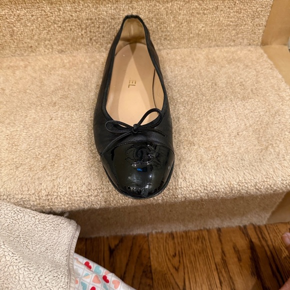 CHANEL Black Patent Leather Flats - Picture 3 of 10